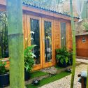 Una caseta aislada en el jardín convertida en un extraordinario spa de bambú en Anduze, Francia