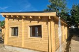 Casa de madera BERTA de tejado plano (44+44 mm), 72 m² + 18 m² porche y garaje 20 m² customer 2