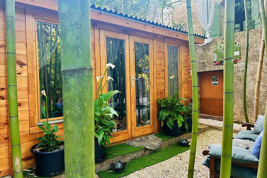 Una caseta aislada en el jardín convertida en un extraordinario spa de  bambú en Anduze, Francia