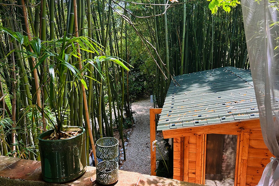 Una caseta aislada en el jardín convertida en un extraordinario spa de  bambú en Anduze, Francia